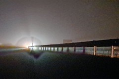Sogenannte Umgehungsstraße durch Grafing in einer nebeligen Nacht